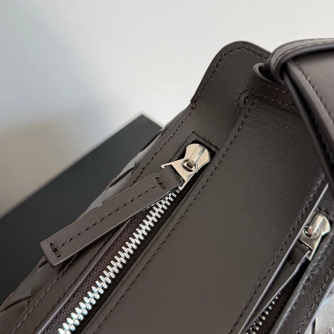 Batch 1920 🎁BOTTEGA VENETA new woven Tribeca handbag Double zipper design + super clear inner layering, sufficient capacity without clutter; small items can be stored in an orderly manner for daily commuting and short trips 🗂 Equipped with a comfortable wide shoulder strap, it can be worn on the shoulder, crossbody, or in the hand, and the carrying method is super flexible. Style number: 836016 Size: 30.5*20*9cm Color: black brown